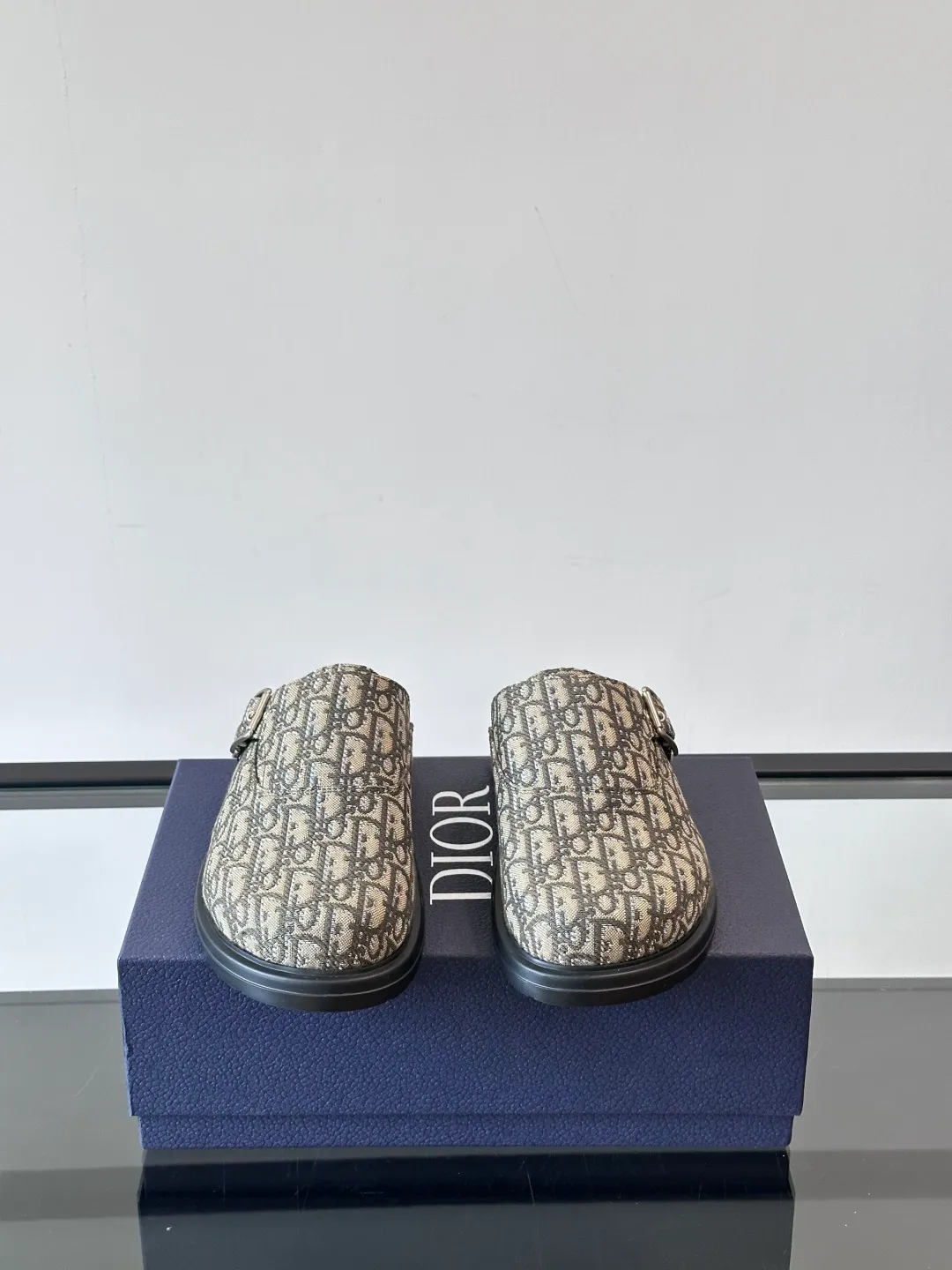 Men's Men's Shoes 💰360 [New Style] 🏃‍♂️🏃‍♂️Dior-Dior's new mules are new. I think the toe-toe mules are really cool for boys. They are Dior's most classic oblique print and are fashionable and comfortable. These Dior Aqua mules combine modern style and classic design. Beige and black Oblique printed fabric upper with adjustable straps and a metal-clad copper alloy Dior buckle for added style. Paired with black leather, rubber and EVA notch soles, they can be easily paired with a variety of casual outfits. size: 38-45 (38.45 customized)